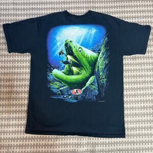 Vintage Y2K Amphibious Outfitters Scuba Diving Frog Eel Black T-Shirt Size L